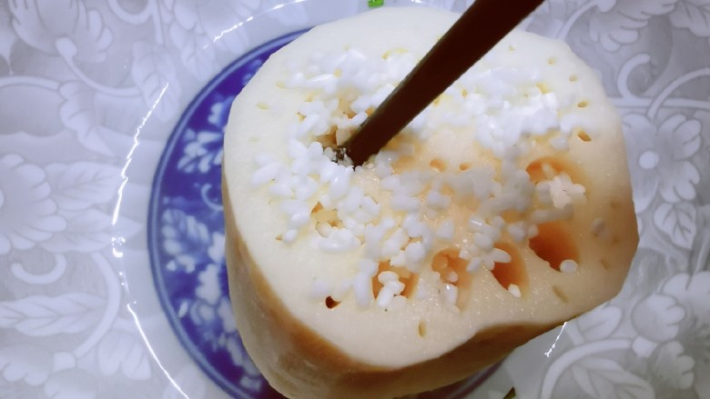 桂花糖藕,将泡好的糯米灌入藕的孔洞中
边灌边用筷子压密实