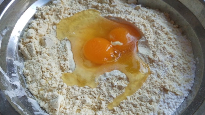 黄米面油饼,加入两个鸡蛋。