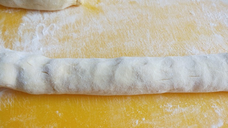 黄米面油饼,在搓成长条。