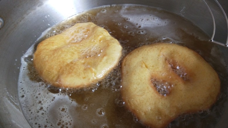 黄米面油饼,油温七成热下油锅炸制。