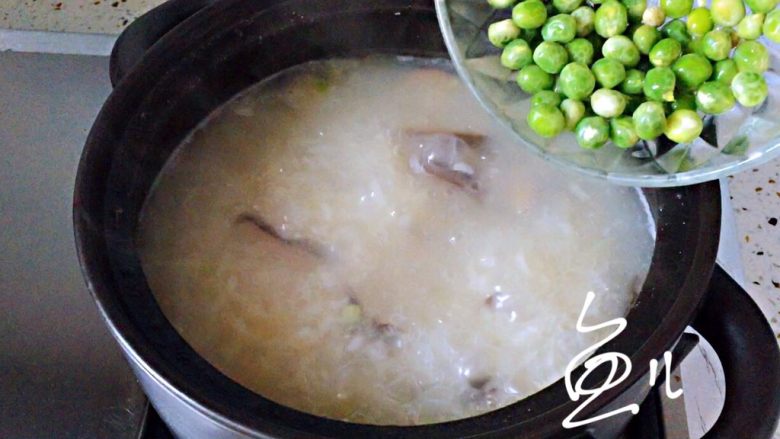 鲜虾砂锅粥,煮约15分钟，放入豌豆粒