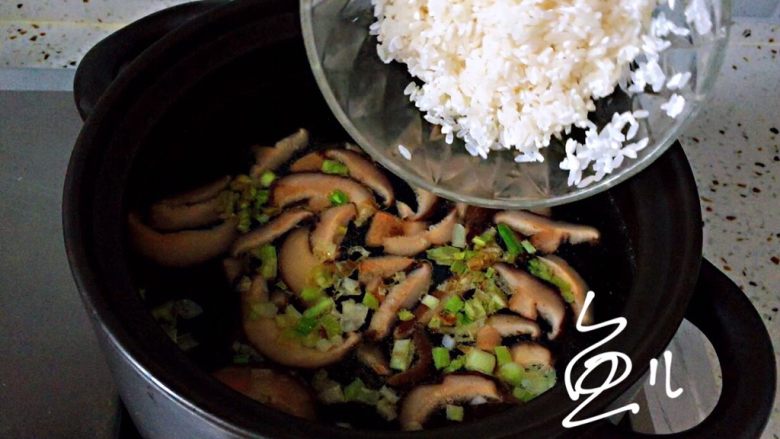鲜虾砂锅粥,放入淘洗干净的大米，中火煮沸，期间要经常搅动，以免粘锅底