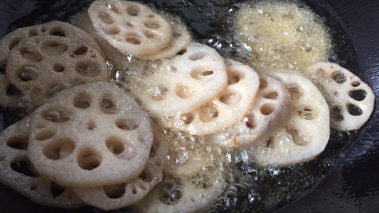 干锅藕片,藕放入油锅炸熟捞出，也可以炸至略黄