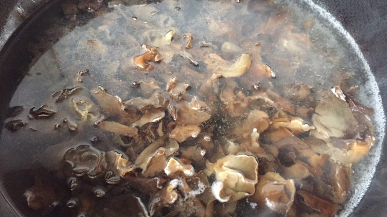 干锅藕片,木耳在沸水里煮3分钟捞出
