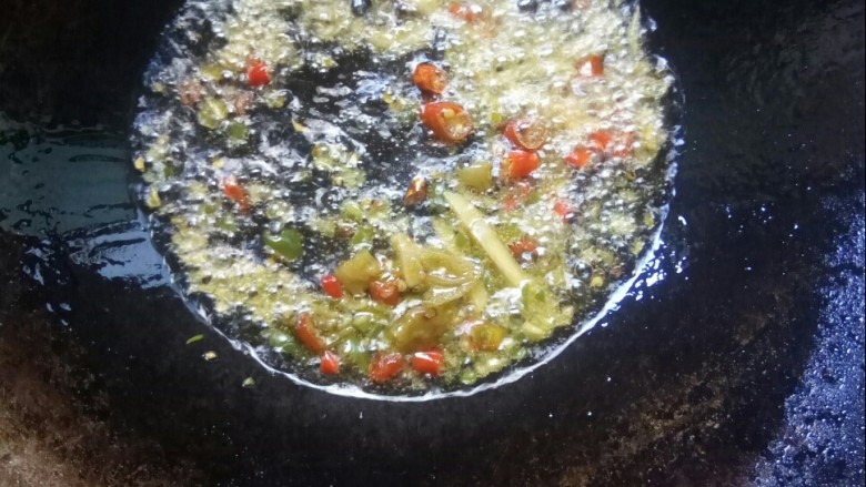 长寿湖水煮鱼,炒锅倒入菜籽油，放入泡姜和泡海椒小火炒香。