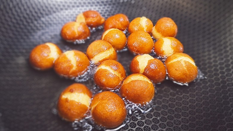 红薯圆子,等圆子都飘起来，外皮金黄酥脆时就可以捞起出锅了。