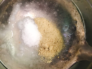 鲜虾砂锅粥,放盐和白胡椒粉