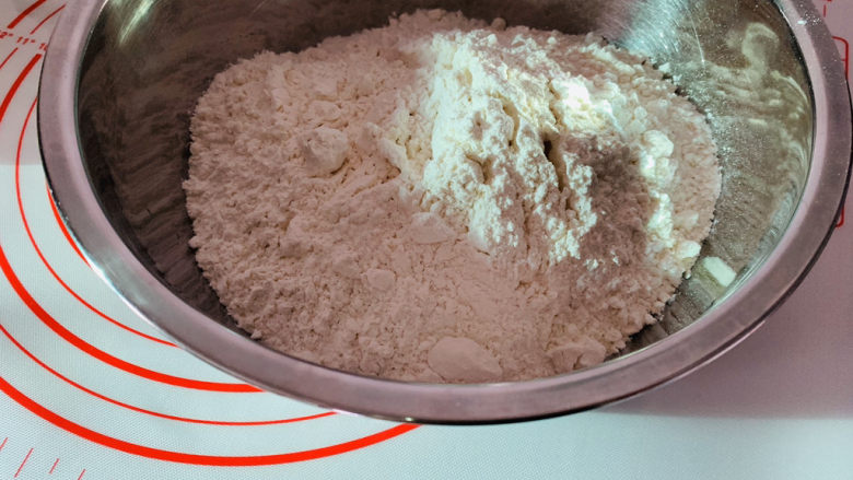 红枣红糖馒头,一包500g的面粉全部倒入盆中，如果家里没有其他备用面粉，以防太粘时加入，可以留一点面粉；
