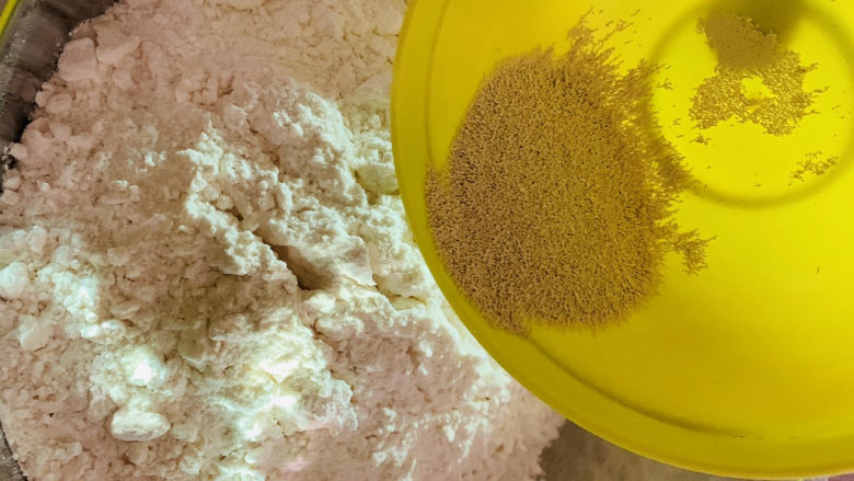 红枣红糖馒头,直接将干酵母粉先调入干面粉中；