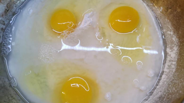茄子鸡蛋打卤面（手擀面）,打入三个鸡蛋，加115ml左右清水