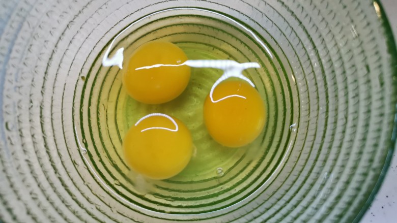 茄子鸡蛋打卤面（手擀面）,碗中打三个鸡蛋