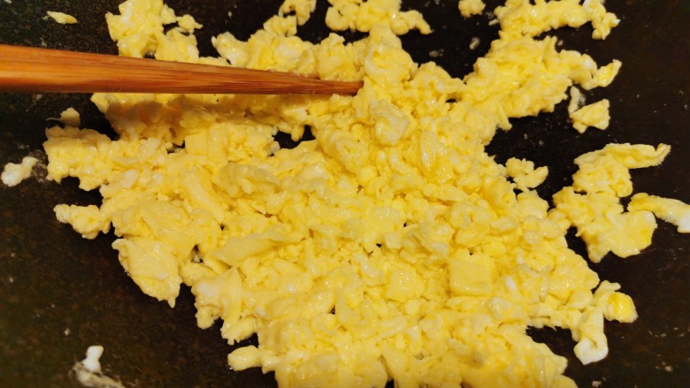 茄子鸡蛋打卤面（手擀面）,打散成鸡蛋碎，盛出备用