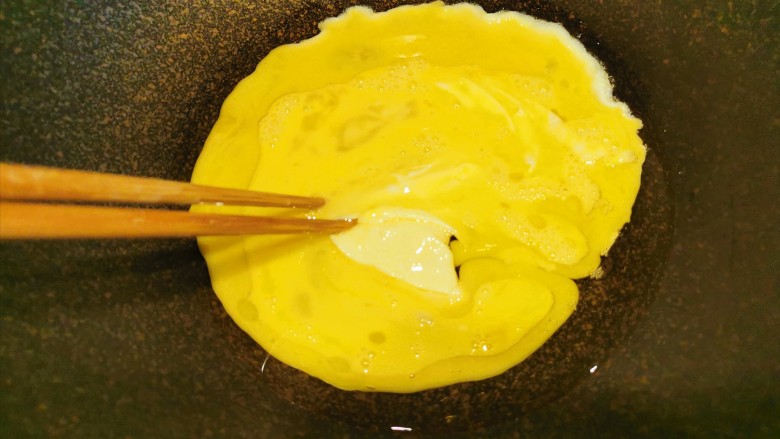 茄子鸡蛋打卤面（手擀面）,用筷子朝一个方向搅拌