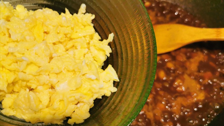 茄子鸡蛋打卤面（手擀面）,翻炒几分钟，倒入鸡蛋碎