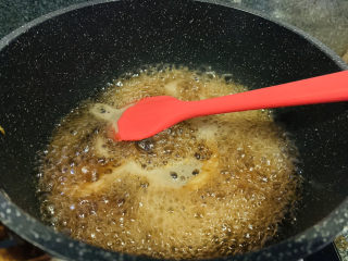 桂花糖藕,锅里藕煮开后，翻盖搅拌下，转中小火，盖住，再煮；