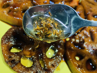 桂花糖藕,用筷子夹出莲藕，把红糖浓汁倒在表面，再取桂花蜜涂抹表面，煮好放冰箱冷藏一个晚上，味道极佳；