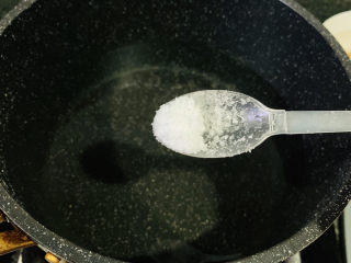 醋溜藕片,锅里清水加少许盐；