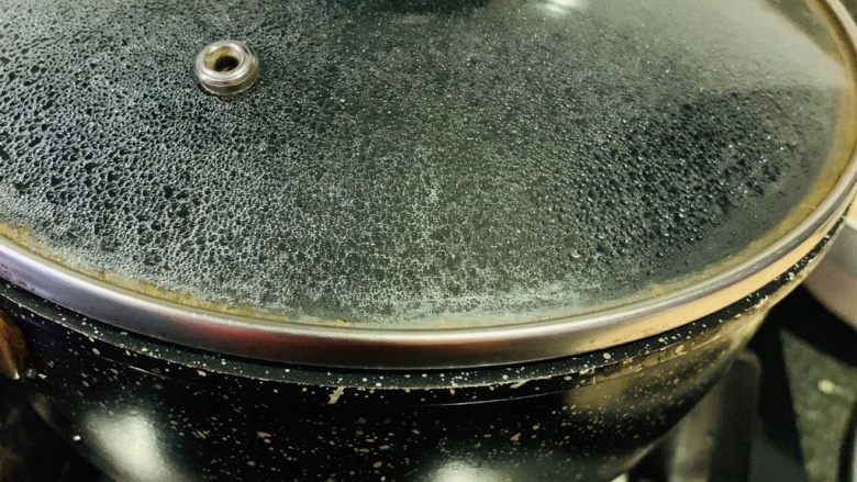 醋溜藕片,盖住锅盖，将清水煮开；