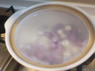 紫薯酒酿蛋花小圆子,大火烧开。