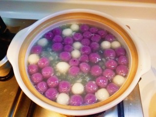 紫薯酒酿蛋花小圆子,圆子浮起来就熟了。