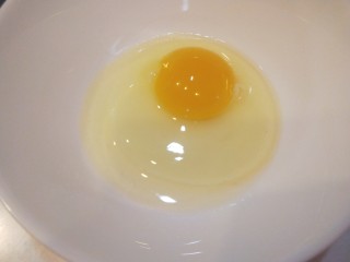 紫薯酒酿蛋花小圆子,打一个鸡蛋搅拌均匀。