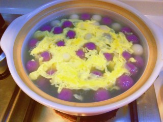 紫薯酒酿蛋花小圆子,打入鸡蛋碎。