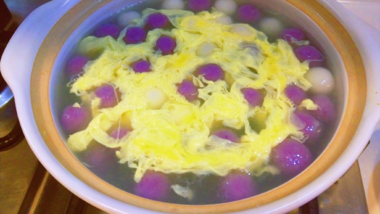 紫薯酒酿蛋花小圆子,打入鸡蛋碎。