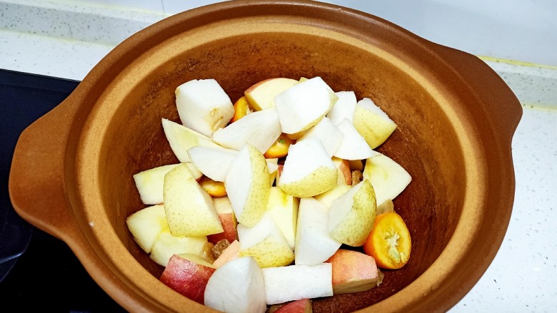 苹果雪梨汤,苹果、梨放入砂锅中