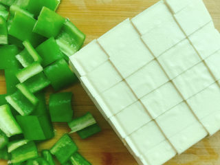 红油豆腐,干辣椒切成小方块