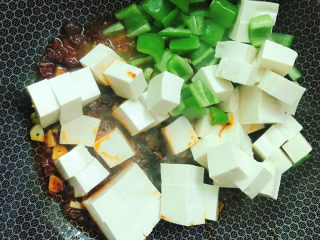 红油豆腐,放入豆腐和青辣椒