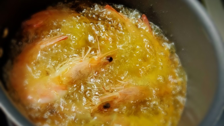 椒盐基围虾,油热后放入基围虾，炸至香脆
