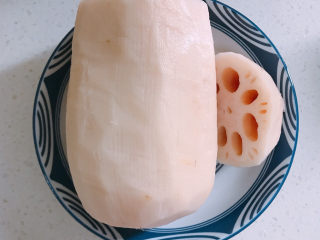 桂花糖藕,莲藕去皮后在1/5处切开。