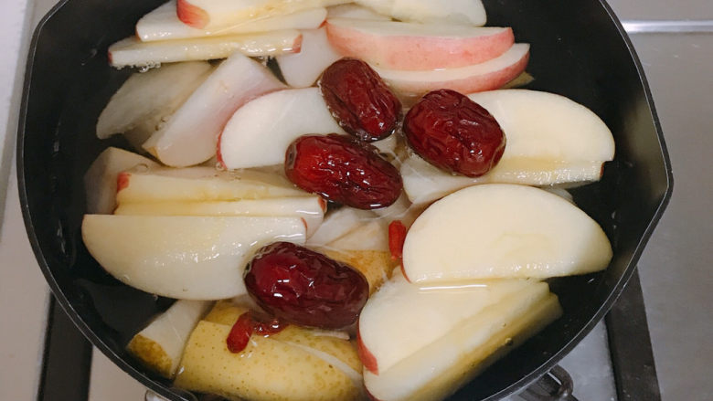 苹果雪梨汤,把除<a style='color:red;display:inline-block;' href='/shicai/ 429'>瘦肉</a>以外的所有食材放进锅里，加入没过食材的水。