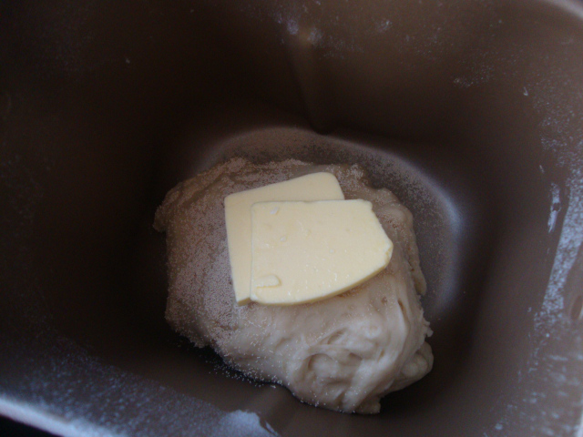 肉松面包卷,15分钟后，加入室温软化的黄油，再开启和面程序。