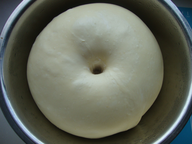 肉松面包卷,发酵至2倍大，可以用手指戳出不回缩的洞。