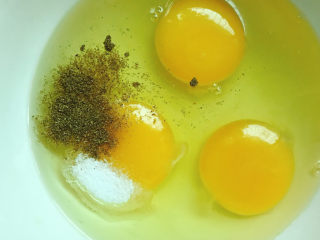 香椿炒鸡蛋,放入盐和花椒粉。