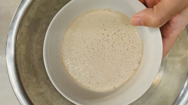 法棍面包🥖,酵母用温水化开，倒入面粉搅拌均匀成絮状。