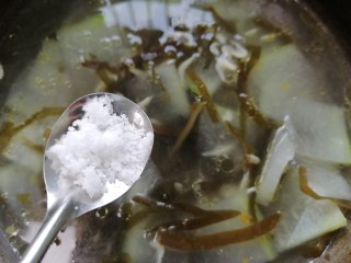 海带冬瓜汤,加入一勺盐调味