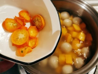 红薯圆子,放入糖渍金桔 增加果香味
