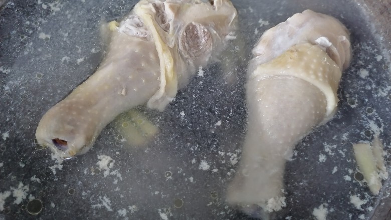 蜜汁鸡腿,煮至沸腾出沫撇去浮沫，加入黄酒继续煮