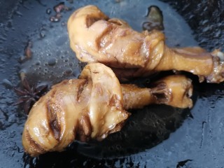 蜜汁鸡腿,继续小火慢炖煮至入味上色即可出锅