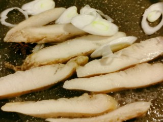 海带冬瓜汤,起油锅 油热放入八角炒出香味
放入 鸡肉 翻炒