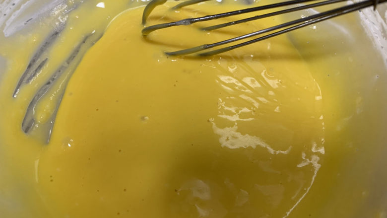 火龙果渐变蛋糕（宝宝辅食）,继续用划一字的方式混合，用后蛋法做的蛋黄糊非常细腻
