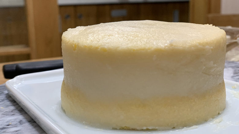 火龙果渐变蛋糕（宝宝辅食）,蛋糕四周和上面抹上薄薄一层原味山药泥，能盖住蛋糕即可，顺便把两片蛋糕连接的部分填充一下