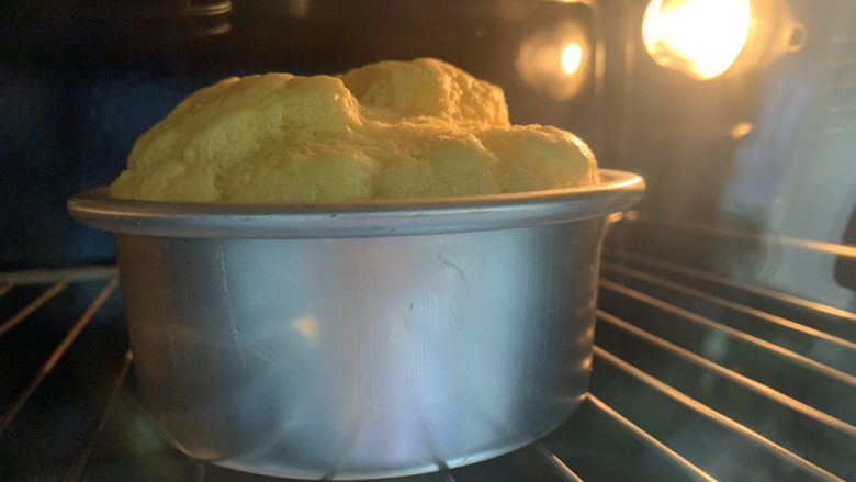 火龙果渐变蛋糕（宝宝辅食）,4寸蛋糕很小，所以放在烤箱第二层就可以了，上下火120℃，45分钟