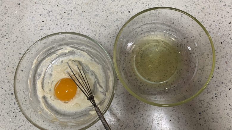 火龙果渐变蛋糕（宝宝辅食）,取一个<a style='color:red;display:inline-block;' href='/shicai/ 9'>鸡蛋</a>，蛋清蛋黄分离，蛋黄放入面糊里，蛋清放入另外一个无水无油的碗里