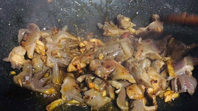 辣炒鸭胗,加入腌制好的鸭胗，爆炒，加入少许老干妈辣酱。