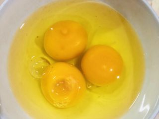 黄瓜木耳炒鸡蛋,打三个鸡蛋。这里是土鸡蛋，如果是洋鸡蛋比较大，两个就可以了。