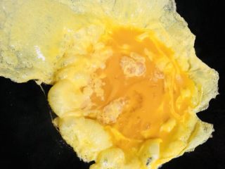 黄瓜木耳炒鸡蛋,沿锅边倒入鸡蛋液。