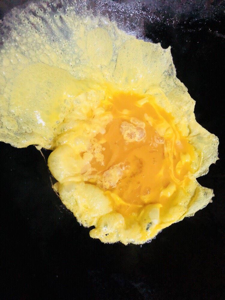 黄瓜木耳炒鸡蛋,沿锅边倒入鸡蛋液。
